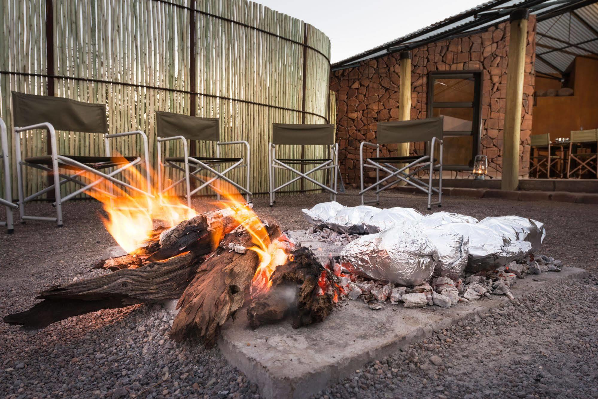 Etendeka Mountain Camp Damaraland Extérieur photo