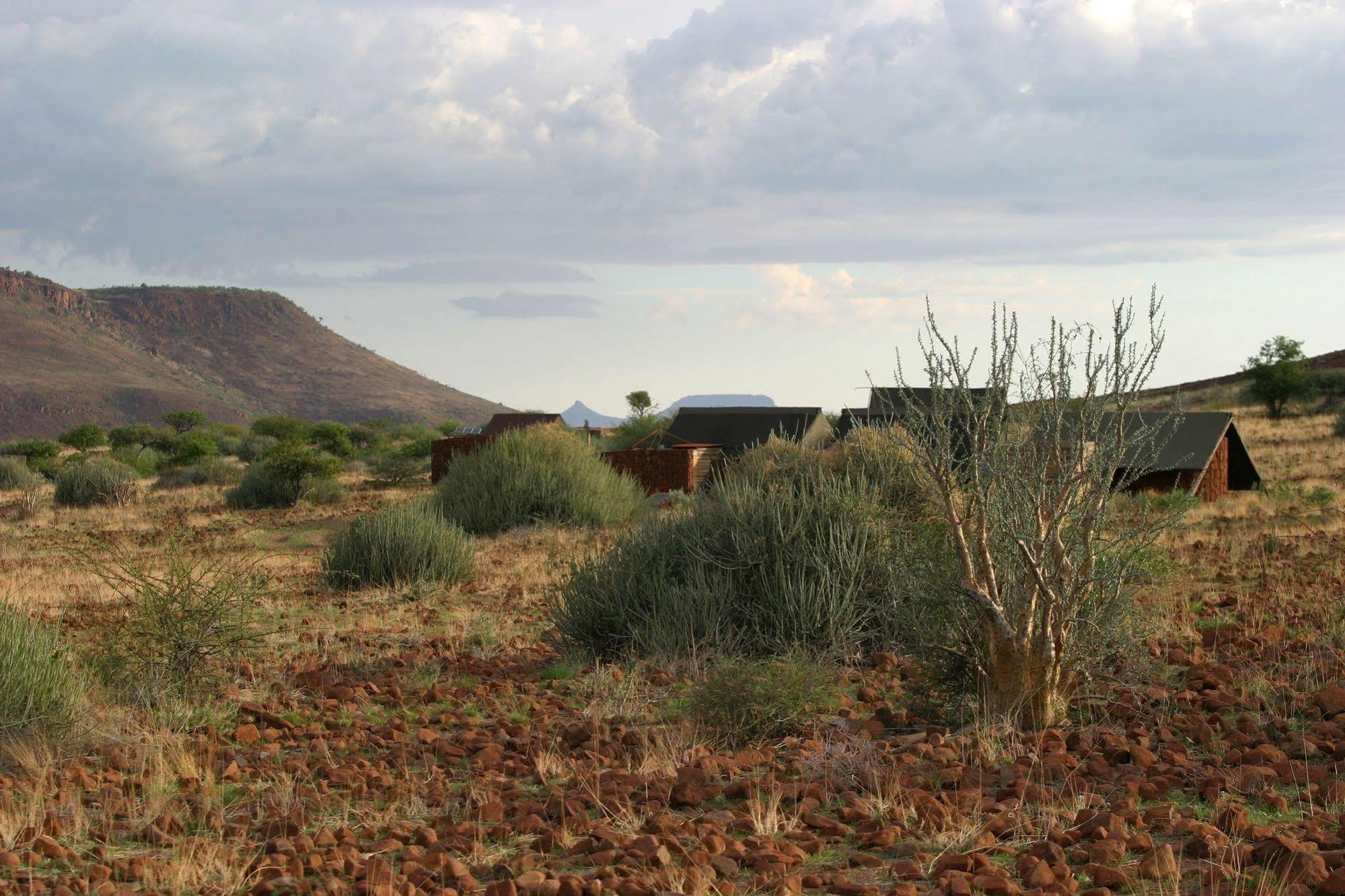 Etendeka Mountain Camp Damaraland Extérieur photo